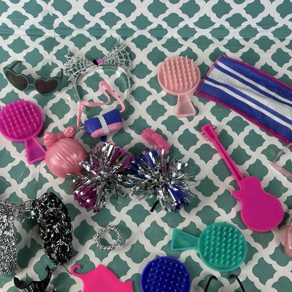 LOL Surprise OMG Dolls Accessories Clothes Mixed Lot Earrings Shoes 20+ Pieces - Picture 3 of 7